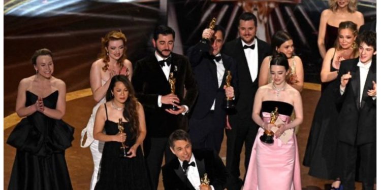 Drama për punëtoret e seksit, “Anora”, triumfon në Oscars me 5 çmime! Mikey Madison: U rrita në Los Anxhelos, Hollywoodi gjithmonë më dukej larg