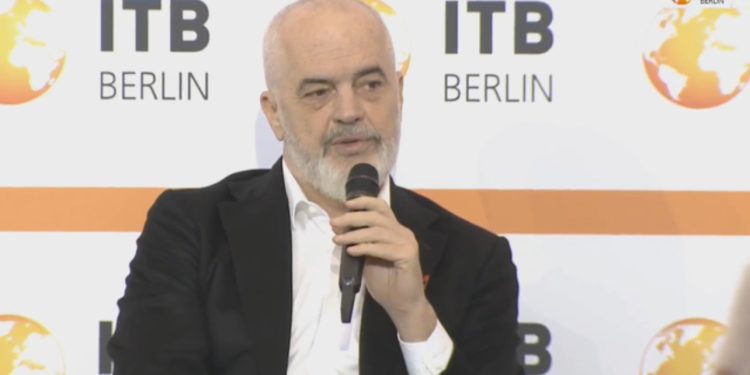 “Aeroporti njeh zhvillim, po udhëtimet me autobus?” Pyetja që kapi në befasi Ramën në Berlin, i kthehet keq gazetarit: Jeni gazetar apo protestues