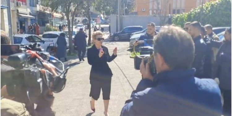 “Ato videot i qani”/ Monika Kryemadhi paraqitet në SPAK, batuta me gazetarët në hyrje të Prokurorisë