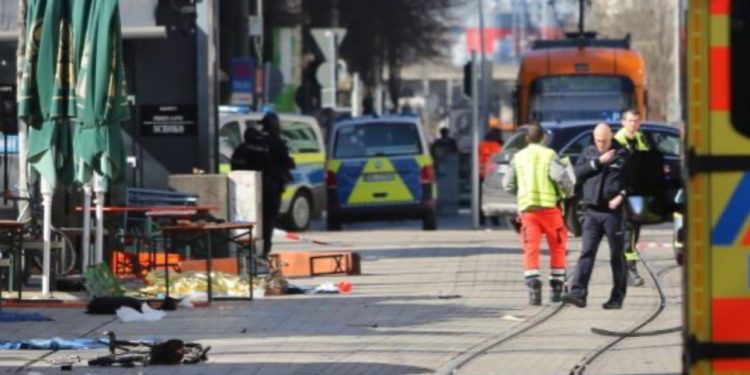 Gjermani/ Makina futet mes turmës së njerëzve dhe vret një person