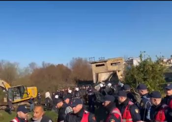 VIDEO/ “Samir Mane po i merr ujin!” Banorët e Tragjasit në protestë, përplasen me policinë
