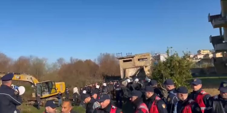 VIDEO/ “Samir Mane po i merr ujin!” Banorët e Tragjasit në protestë, përplasen me policinë