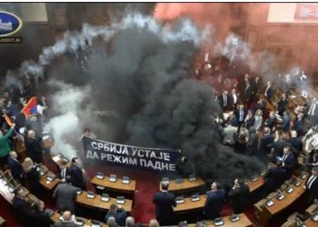 VIDEO/ Tym e flakë në parlamentin e Serbisë, sherr mes deputetëve në sallë