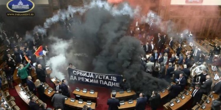 VIDEO/ Tym e flakë në parlamentin e Serbisë, sherr mes deputetëve në sallë