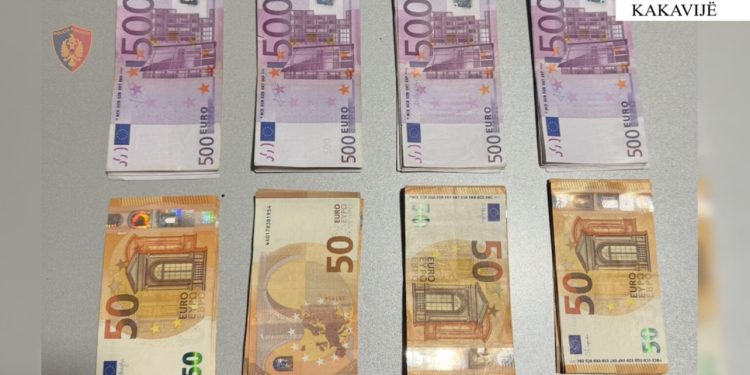 Tentoi të nxirrte nga Shqipëria mbi 28 mijë euro të padeklaruara, procedohet 43-vjeçari