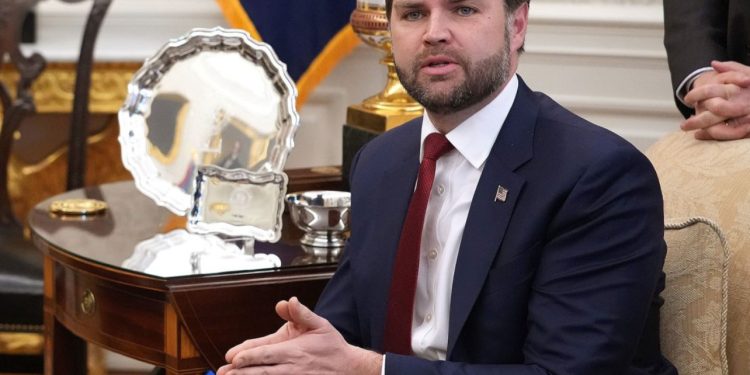 J.D. Vance: Ukraina duhet të negociojë për rikthimin e ndihmës amerikane
