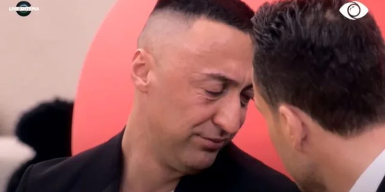 Ledion Liço futet në shtëpi dhe i jep lajmin e trishtë G Banit. Këngëtari largohet në lot drejt Londrës