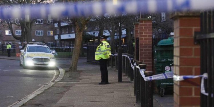 Qëllohet për vdekje me armë zjarri 16-vjeçari në Londër, nisin hetimet për ngjarjen