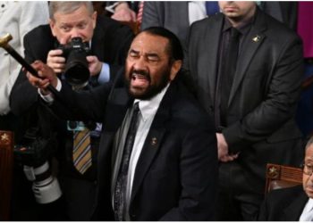 U bë shkak i ndërprerjes së fjalimit të Trump dhe refuzoi të mbante qetësi, kongresmeni demokrat përjashtohet nga salla