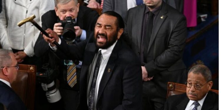 U bë shkak i ndërprerjes së fjalimit të Trump dhe refuzoi të mbante qetësi, kongresmeni demokrat përjashtohet nga salla