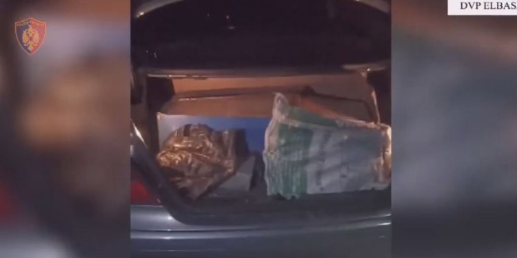 Trafikim armësh drejt Maqedonisë e falsifikim dokumentash, arrestohen 3 persona në Elbasan
