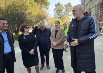 “Vijnë studentët me fuoristrada”, Rama ironi gjatë punimeve në Universitetin Politeknik: Më mirë të ecin çikë në këmbë