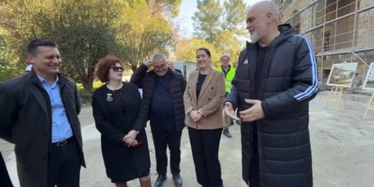 “Vijnë studentët me fuoristrada”, Rama ironi gjatë punimeve në Universitetin Politeknik: Më mirë të ecin çikë në këmbë