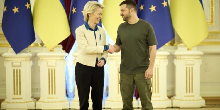 Përplasja në Zyrën Ovale dhe negociatat SHBA-Rusi, liderët e BE-së mblidhen sot në një samit “urgjent” për mbrojtjen europiane dhe Ukrainën