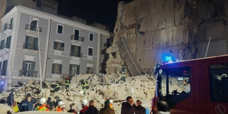 Panik në Bari, shembet një pallat, kërkohet në rrënoja