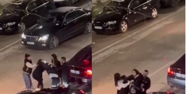 VIDEO/ Përleshje fizike mes 4 vajzave në Vlorë, ulërima dhe grushte në mes të rrugës, ndërhyn një shofer për t’i ndarë