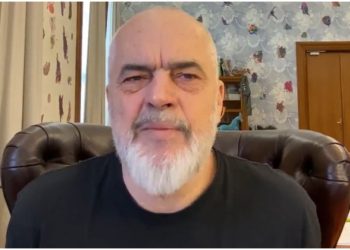 Foto nudo në plazh/ Rama: Ma nxorri opozita duke menduar se do më bënte keq!