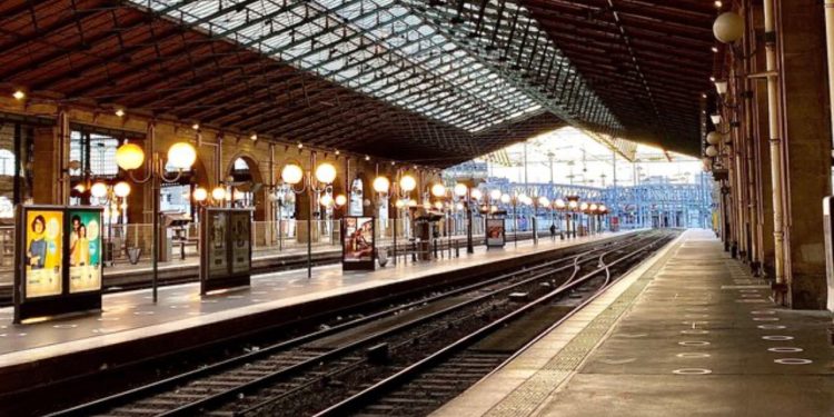 Zbulohet një bombë e Luftës së Dytë Botërore në një stacionin treni në Paris, ndërpriten të gjitha shërbimet hekurudhore