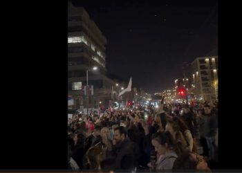 “Digjet” Parlamenti serb, përplasje të forta me policinë në Beograd