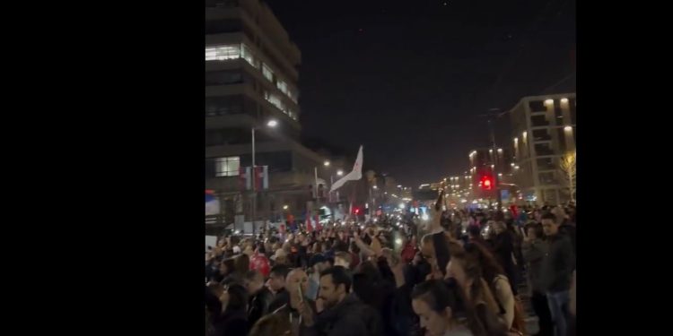 “Digjet” Parlamenti serb, përplasje të forta me policinë në Beograd