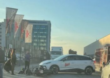 Aksident në Tiranë/ Makina përplas motorin, plagoset drejtuesi 