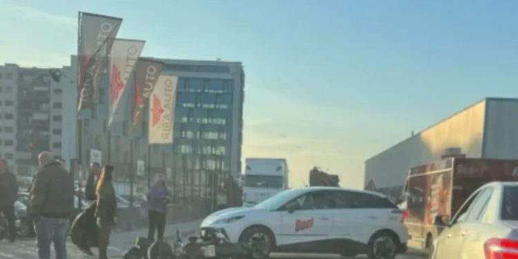 Aksident në Tiranë/ Makina përplas motorin, plagoset drejtuesi