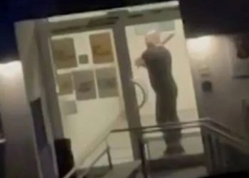 U fut brenda komisariatit me hanxhar dhe kërcënoi se do të vriste policët, dënohet me 8 vite burg shqiptari në Austri, në banesë iu gjet flamuri i ISIS