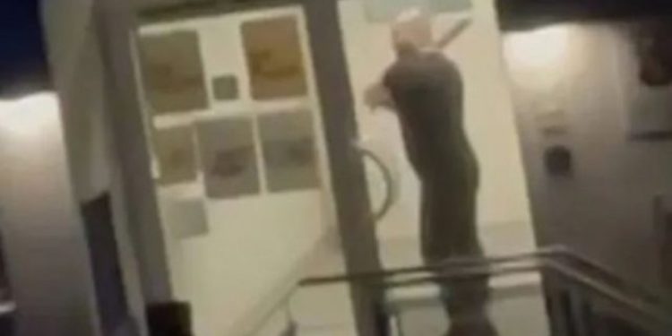 U fut brenda komisariatit me hanxhar dhe kërcënoi se do të vriste policët, dënohet me 8 vite burg shqiptari në Austri, në banesë iu gjet flamuri i ISIS