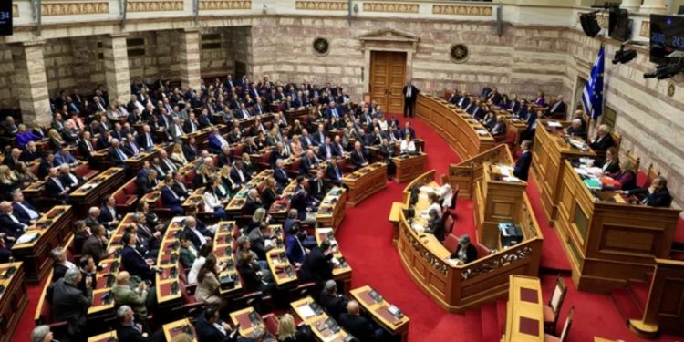 Mocioni i mosbesimit ndaj qeverisë së Mitsotakis rrëzohet nga Kuvendi, 157 deputetë votuan kundër