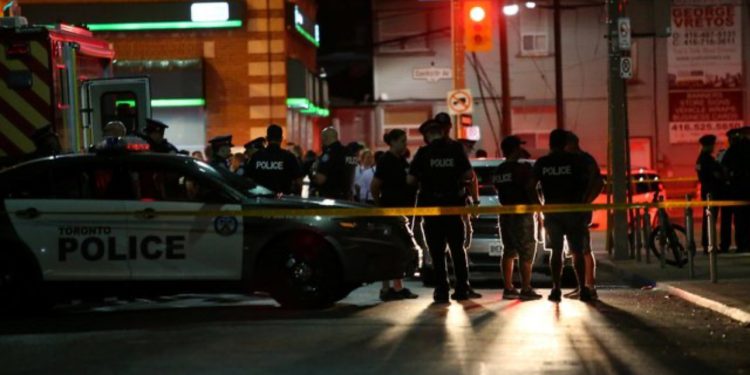 Të shtëna me armë zjarri në një lokal në Toronto, të paktën 12 persona mbeten të plagosur! Autori ende i lirë