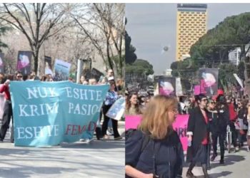 FOTO/ Marshim në Tiranë me rastin e 8 marsit, qytetarët me pankarta për të drejtat e grave dhe vajzave