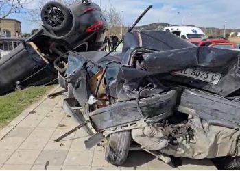 “Porsche” bën 5 makina copë- copë në Vlorë