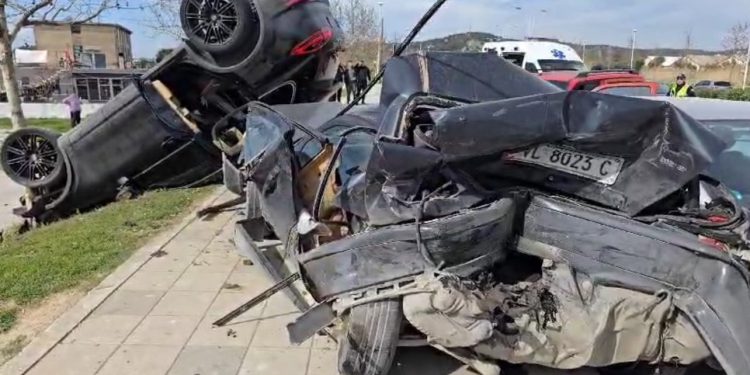 “Porsche” bën 5 makina copë- copë në Vlorë