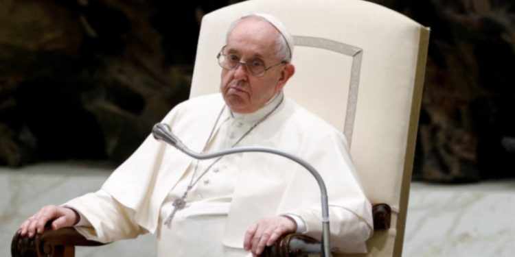 Prej katër javësh në spital, Papa Françesku në gjendje të qëndrueshme