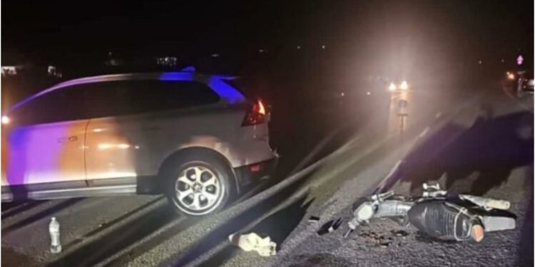 Aksident në Belsh, automjeti përplaset me motorin