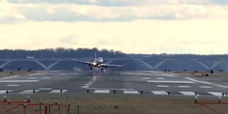 VIDEO/ Shmanget tragjedia në ajër, avioni anulon uljen në aeroportin e Uashingtonit