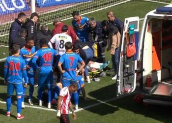 Alarm me sulmuesin e Kombëtares, Rei Manaj lë fushën i dëmtuar dhe largohet me ambulancë