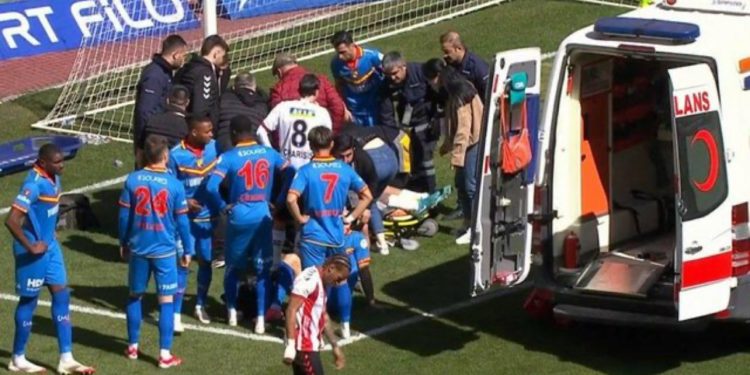 Alarm me sulmuesin e Kombëtares, Rei Manaj lë fushën i dëmtuar dhe largohet me ambulancë