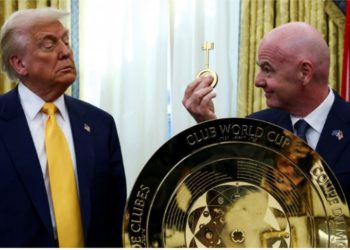 VIDEO/ Kupa më e madhe e botës/ Infantino ‘magjeps’ Trump me trofeun e FIFA, momenti kur e hap me çelës 