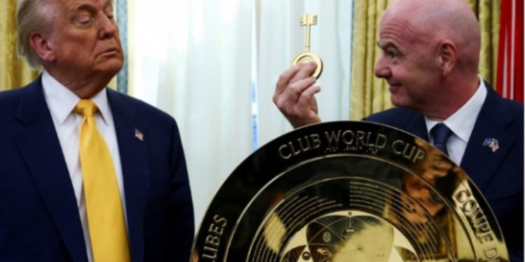 VIDEO/ Kupa më e madhe e botës/ Infantino ‘magjeps’ Trump me trofeun e FIFA, momenti kur e hap me çelës 