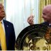 VIDEO/ Kupa më e madhe e botës/ Infantino ‘magjeps’ Trump me trofeun e FIFA, momenti kur e hap me çelës