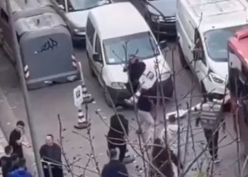 VIDEO/ Sherr mes nxënësve të shkollës “Sami Frashëri” në kryeqytet, të miturit godasin njëri-tjetrin me shkelma dhe grushta