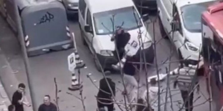 VIDEO/ Sherr mes nxënësve të shkollës “Sami Frashëri” në kryeqytet, të miturit godasin njëri-tjetrin me shkelma dhe grushta