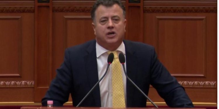 “Mustaqet e Kujtim Gjuzit”, Noka e mbron aleatin në Kuvend: Eshtë dinjitoz, Zoti ju ruajt çfarë do t’iu gjejë pas 11 majit