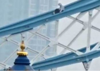 Londër/ I riu qëndroi mbi dy orë në kullë, policia pezullon kalimin në Tower Bridge pas incidentit