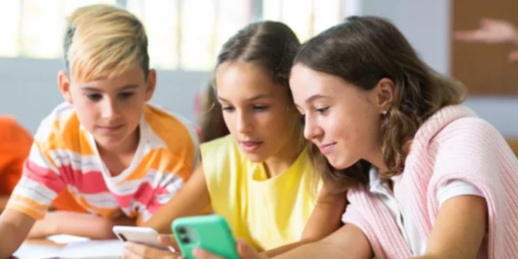 Austria ndalon telefonat celularë në shkolla