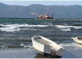 Moti i keq në Vlorë, ndalohet lundrimi i mjeteve të vogla dhe atyre të peshkimit