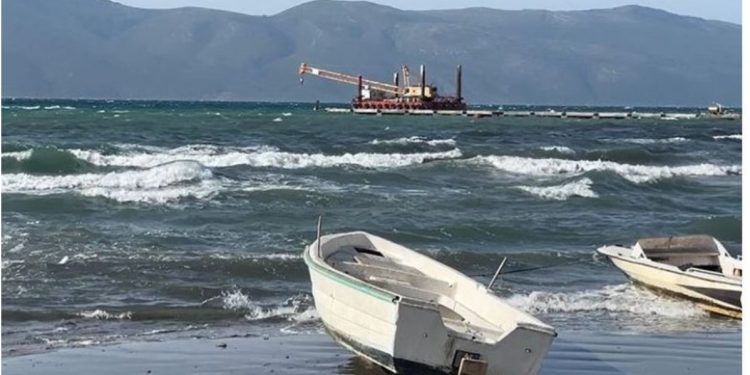 Moti i keq në Vlorë, ndalohet lundrimi i mjeteve të vogla dhe atyre të peshkimit