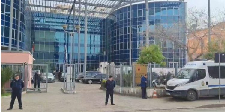 Seanca për shqyrtimin e ankimimit, Veliaj mbërrin në Apelin e GJKKO, policia merr masa