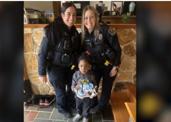 VIDEO/ Mamaja i hëngri akulloren, 4 vjeçari telefonon policinë: Arrestojeni